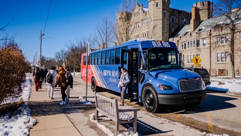 Students exit the electric bus by Pembroke Arch on ǿs campus