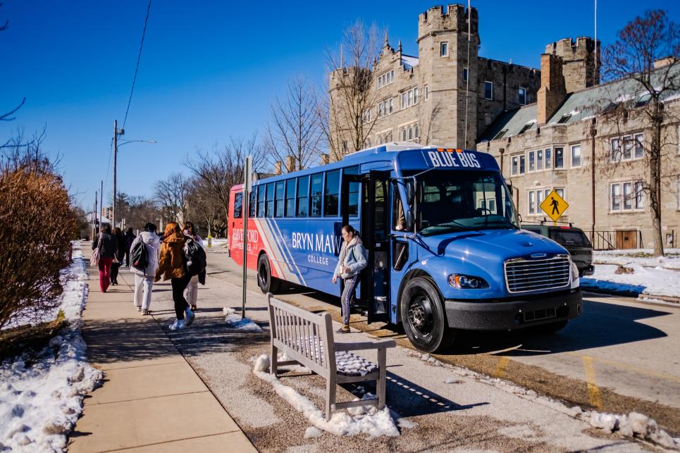 Students exit the electric bus by Pembroke Arch on ǿs campus