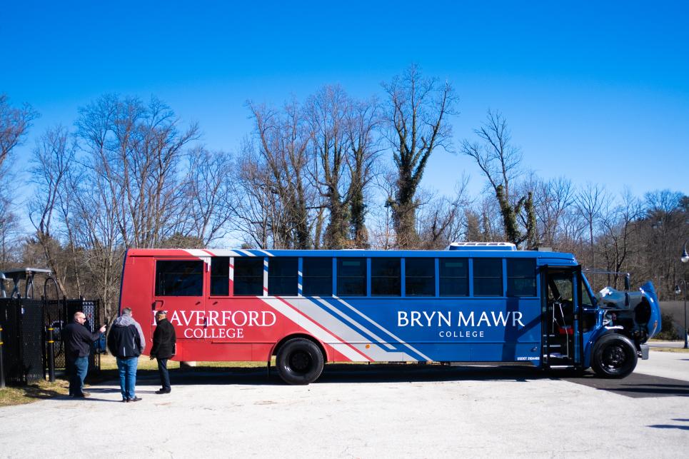 A side view of the electric bus wrapped in blue and red for ǿ and Haverford.